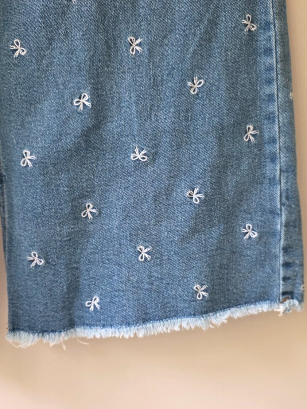 BCBG High Rise Wide Leg Jeans | 11/30 | Light Wash Embroidered Bows Cute NWOT - Picture 4 of 8